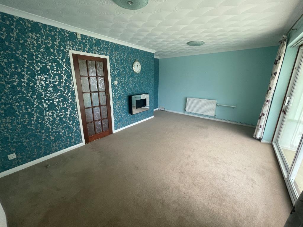Lot: 73 - DETACHED HOUSE FOR IMPROVEMENT - Living room with access to conservatory